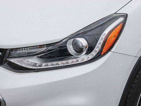 Used 2022 Chevrolet Trax LT w/ LT Convenience Package image 5