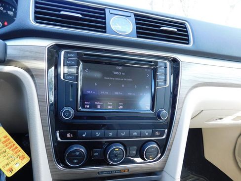 Used 2016 Volkswagen Passat 1.8T SE w/ Lighting Package (P06) image 10