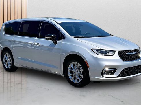 New 2026 Chrysler Pacifica Limited w/ Trailer Tow Group FWD image 2