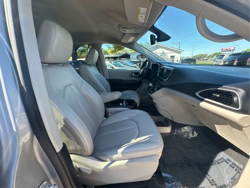 Used 2021 Chrysler Voyager Lxi FWD image 23