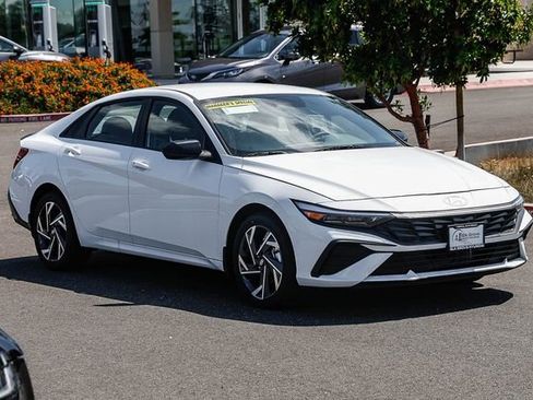 New 2025 Hyundai Elantra SEL FWD image 6