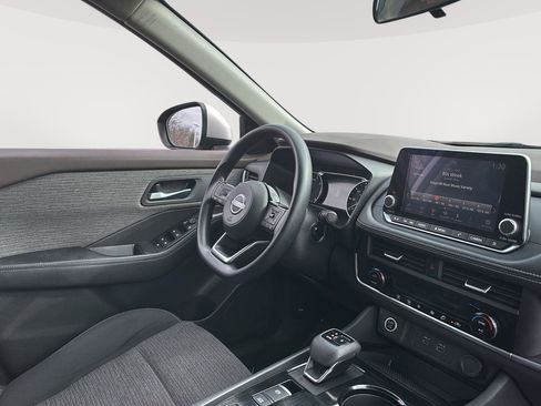 Used 2023 Nissan Rogue SV image 9