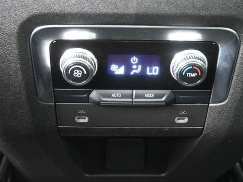 Used 2023 GMC Yukon XL SLT AWD/4WD image 21