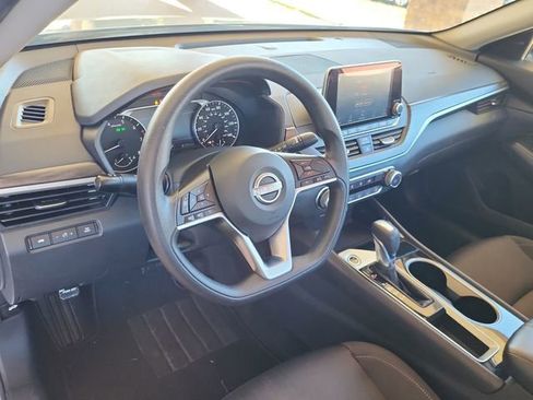 Used 2024 Nissan Altima 2.5 SV image 11