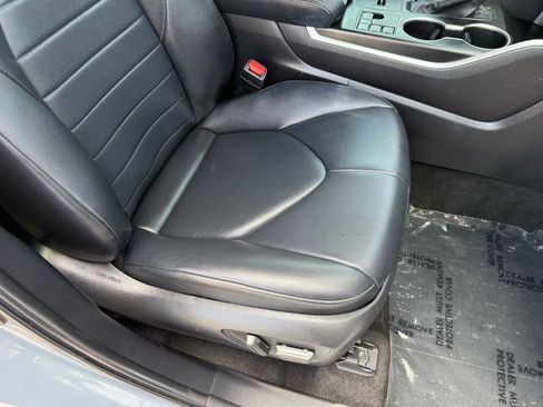 Used 2024 Toyota Highlander XLE FWD image 31