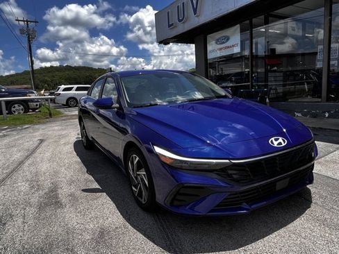 Used 2025 Hyundai Elantra SEL image 1