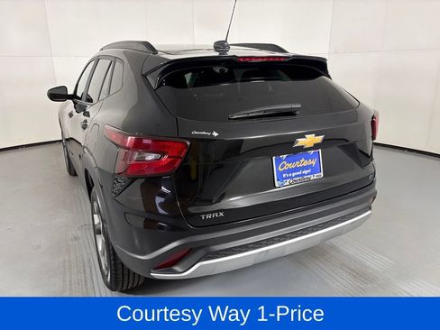 Used 2024 Chevrolet Trax LT FWD image 8
