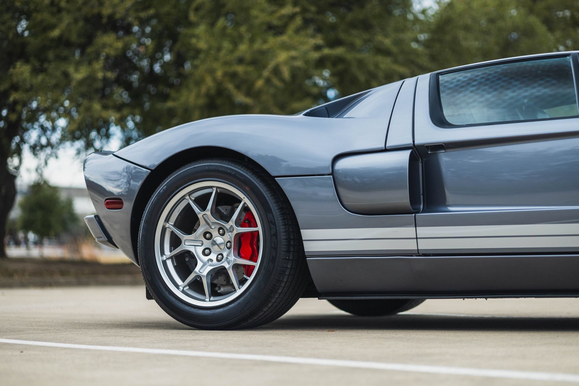 Used 2006 Ford GT RWD image 25