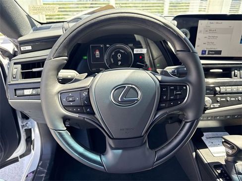 Used 2025 Lexus ES 300h w/ Luxury Package image 14