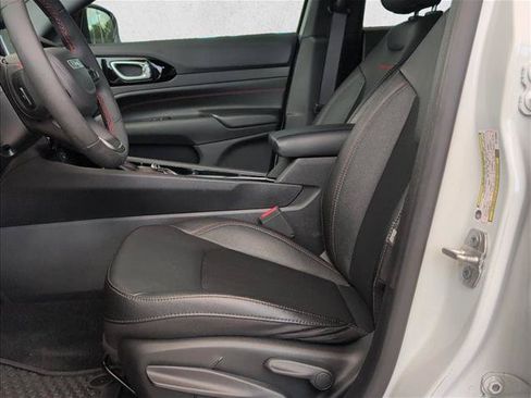 Used 2024 Jeep Compass Trailhawk AWD/4WD image 11