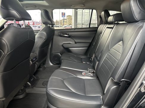 Used 2021 Toyota Highlander XLE image 21