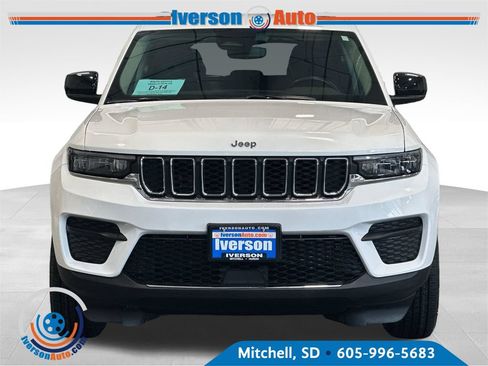 Used 2022 Jeep Grand Cherokee Laredo w/ Luxury Tech Group I AWD/4WD image 3