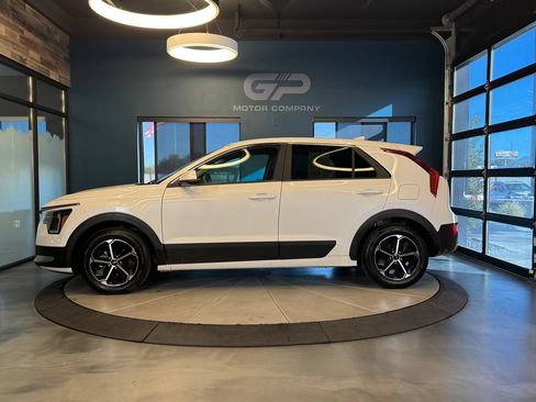 Used 2025 Kia Niro LX FWD image 6