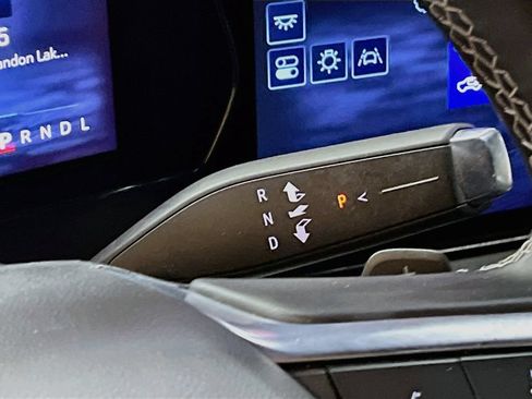 Used 2024 Chevrolet Traverse LT w/ Enhanced Driving Package AWD/4WD image 17