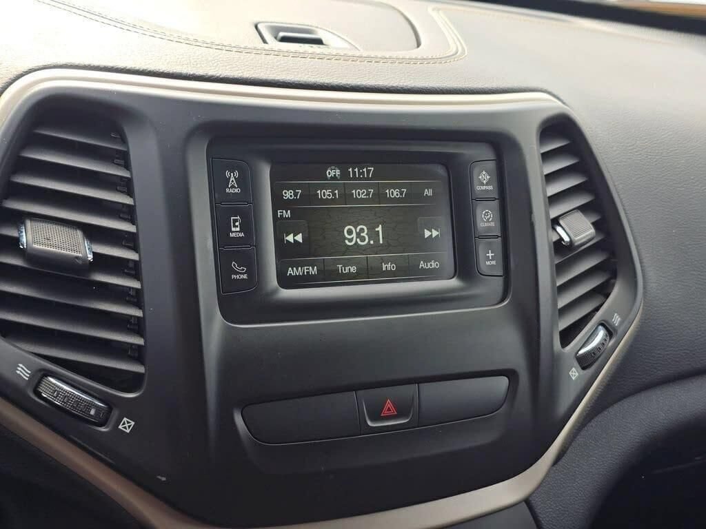 Used 2016 Jeep Cherokee Latitude w/ Cold Weather Group AWD/4WD image 26