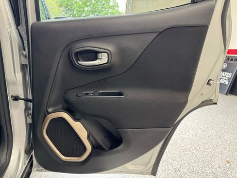 Used 2017 Jeep Renegade Latitude w/ Popular Equipment Group image 29