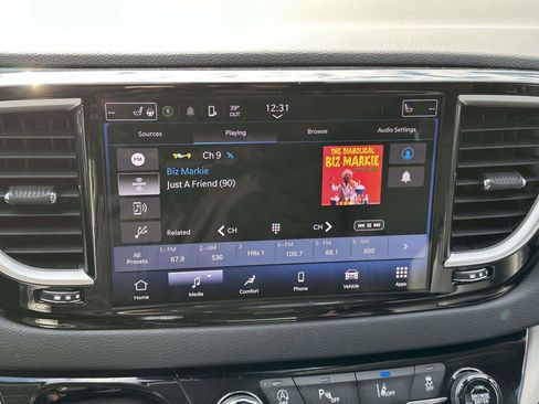 Used 2024 Chrysler Pacifica Touring-L image 22