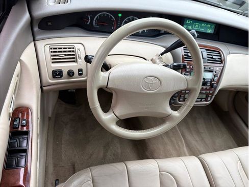 Used 2001 Toyota Avalon XLS image 2