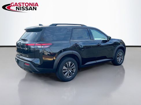 Used 2024 Nissan Pathfinder SV image 9