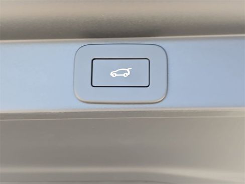 New 2025 Land Rover Range Rover Long Wheelbase SE image 14