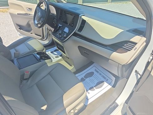 Used 2020 Toyota Sienna XLE Premium AWD/4WD image 19