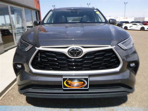 Used 2022 Toyota Highlander XLE AWD/4WD image 23