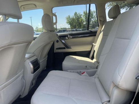 Used 2023 Lexus GX 460 Premium w/ Accessory Package AWD/4WD image 9