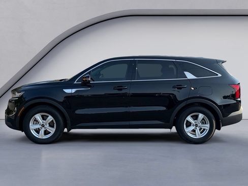 Used 2023 Kia Sorento LX FWD image 2