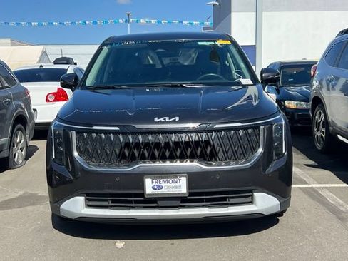Used 2025 Kia Carnival FWD image 3