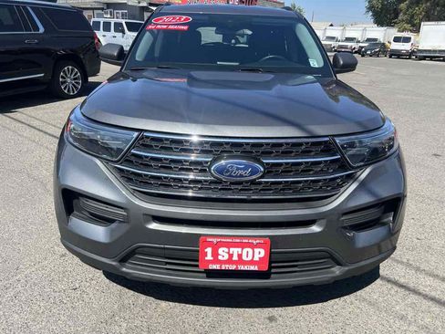 Used 2023 Ford Explorer XLT AWD/4WD image 2