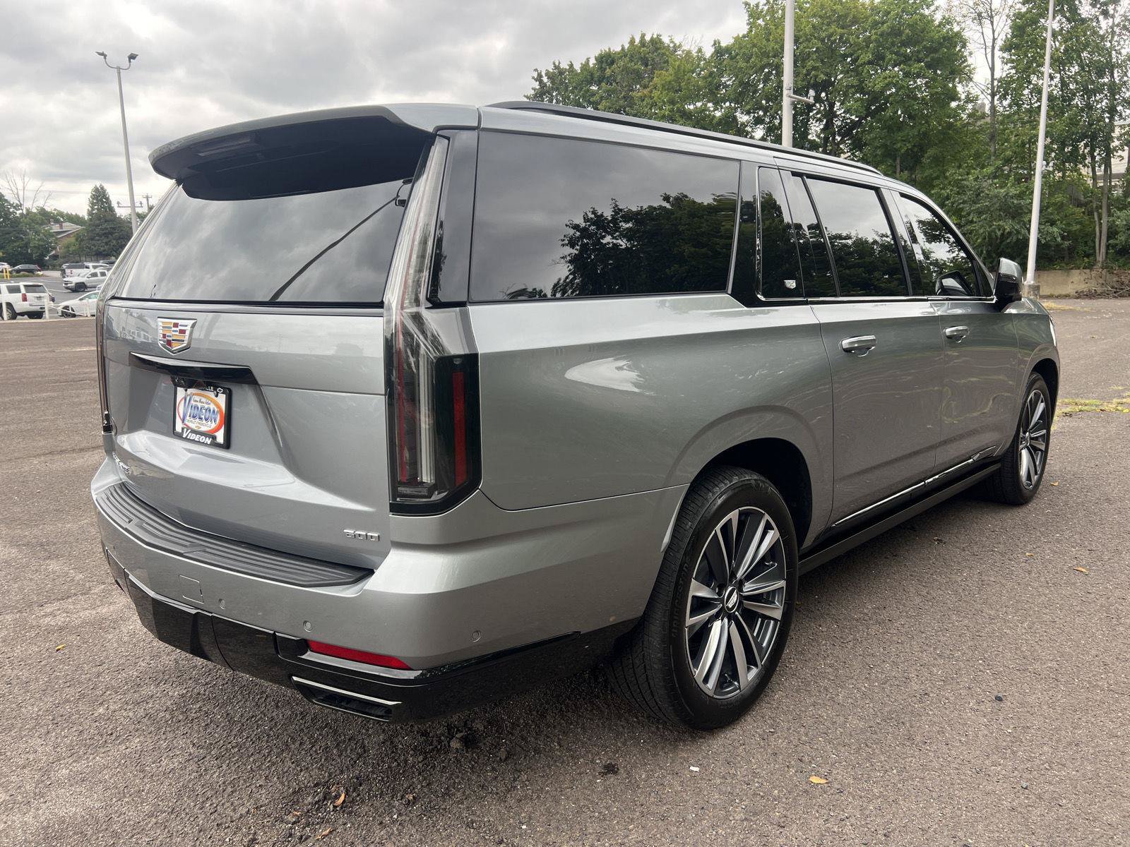 Used 2025 Cadillac Escalade ESV Sport w/ Touring Package AWD/4WD image 7