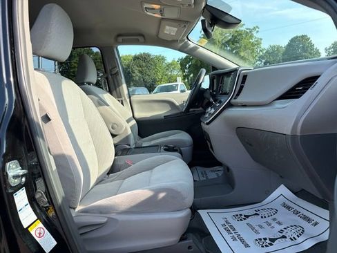 Used 2018 Toyota Sienna LE w/ Carpet Mat Package AWD/4WD image 11