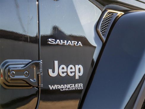 Used 2018 Jeep Wrangler Unlimited Sahara image 10