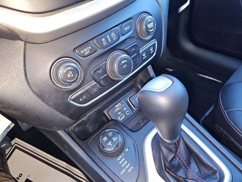 Used 2015 Jeep Cherokee Trailhawk image 37