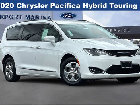 Used 2020 Chrysler Pacifica Touring-L w/ Premium Audio Group image 2