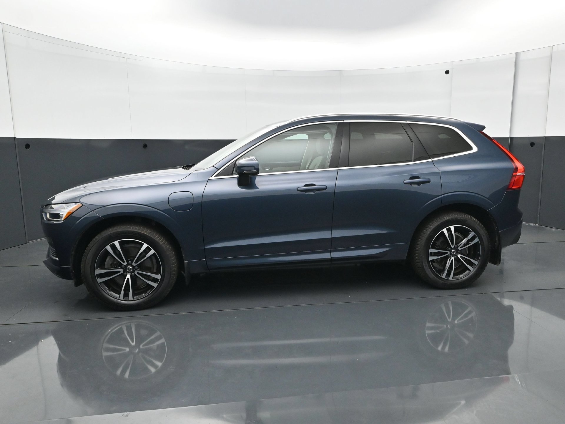 Used 2018 Volvo XC60 T8 Momentum AWD/4WD image 3