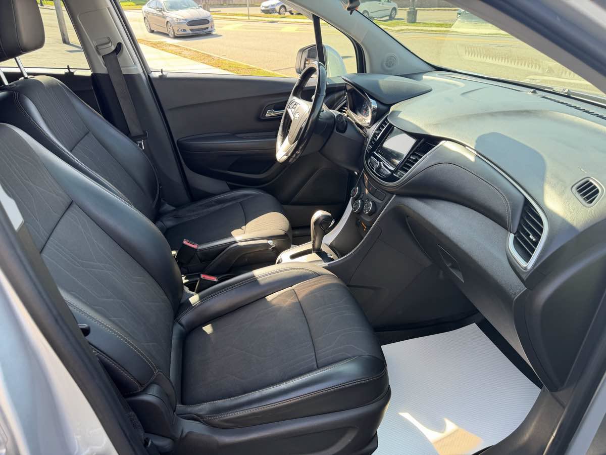 Used 2019 Chevrolet Trax LT w/ LT Convenience Package AWD/4WD image 18