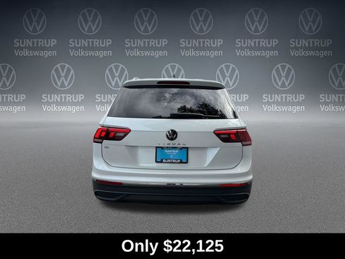 Used 2023 Volkswagen Tiguan SE w/ Panoramic Sunroof Package FWD image 4