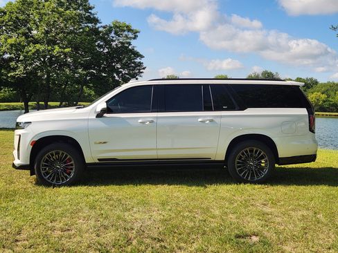 Certified 2023 Cadillac Escalade ESV V AWD/4WD image 3