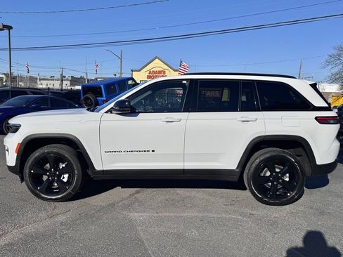 New 2025 Jeep Grand Cherokee Limited w/ Black Appearance Package image 4