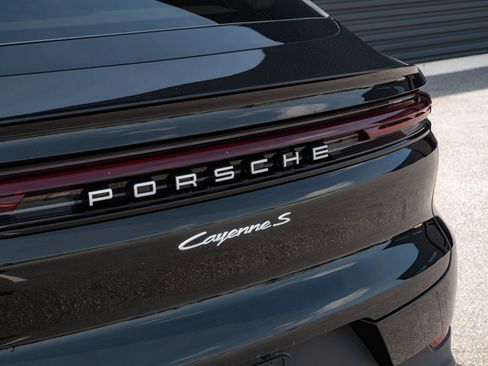 Certified 2024 Porsche Cayenne S AWD/4WD image 38