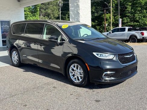 Used 2023 Chrysler Pacifica Touring-L FWD image 21