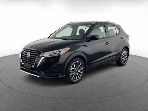 Used 2024 Nissan Kicks SV image 3