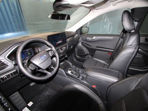 New 2025 Ford Escape SE image 2