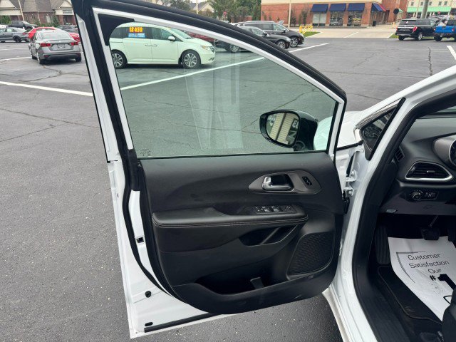 Used 2026 Chrysler Pacifica Select FWD image 13