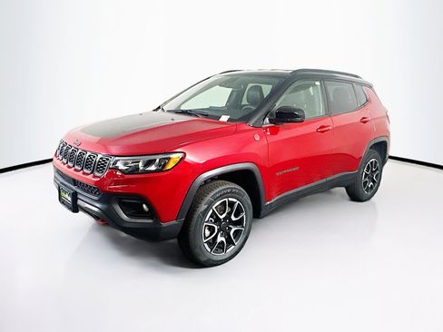 Used 2025 Jeep Compass Trailhawk image 3