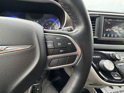 Used 2018 Chrysler Pacifica Touring-L FWD image 16