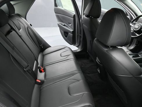 Certified 2024 Hyundai Elantra Limited FWD image 17