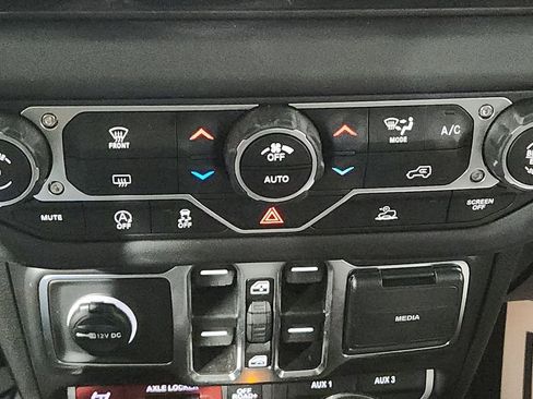 Used 2025 Jeep Gladiator Mojave AWD/4WD image 22