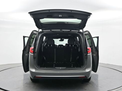 Used 2025 Chrysler Pacifica Select image 42